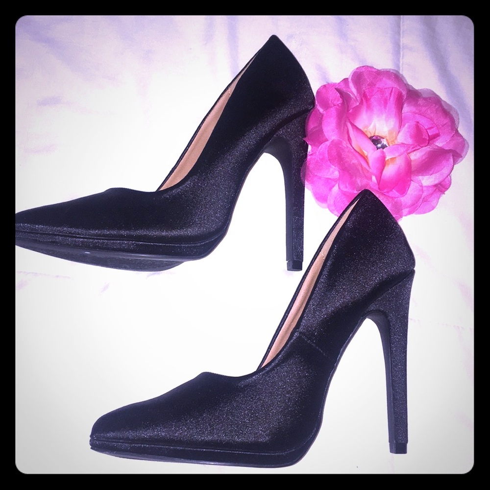 Black Pumps /